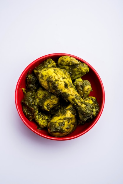 Palak o spinaci Pollo o Murg Saagwala servito in una ciotola con Naan e riso
