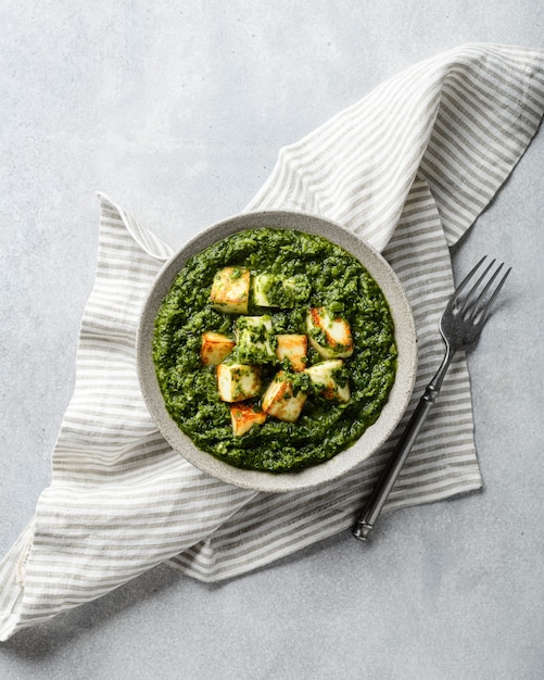 Palak Paneer cibo tradizionale indiano sul tavolo di cemento, vista dall'alto