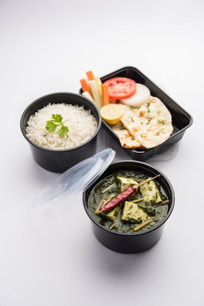 Palak Paneer con riso e chapati confezionato in un contenitore di plastica pronto per la consegna a domicilio