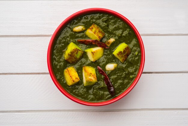 Palak Paneer Curry composto da spinaci e ricotta, menu di cibo salutare per pranzo o cena indiano popolare, servito in un Karahi con Roti o Chapati su sfondo lunatico. messa a fuoco selettiva