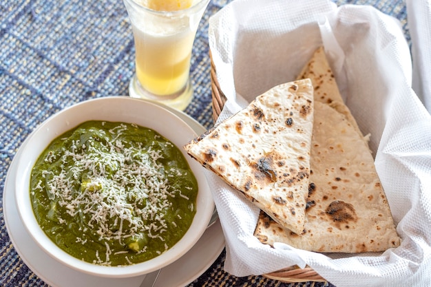 Palak paneer o spinaci e ricotta al curry è una ricetta salutare per un piatto principale in India. Pranzo salutare indiano popolare, menu di cibo per la cena, servito con roti o chapati