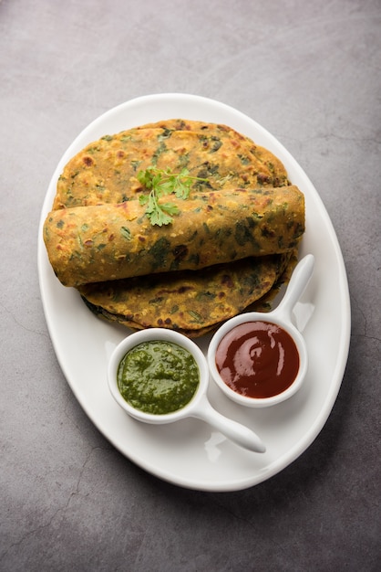 Palak Paratha è una focaccia indiana deliziosa, sana e gustosa a base di farina integrale e spinaci leggermente speziate