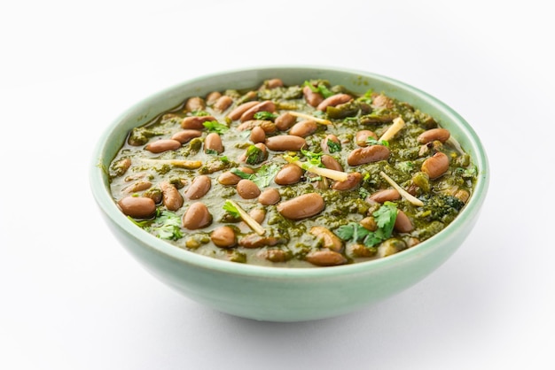 Palak rajma masala è un curry indiano preparato con fagioli rossi, spinaci cotti con spezie