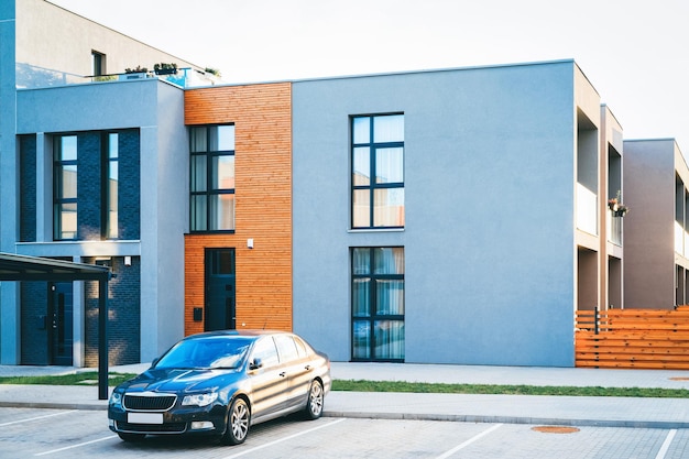 Palazzina e casa residenziale complesso immobiliare concetto. E parcheggio in strada