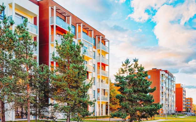 Palazzina e edificio residenziale domestico concetto esterno. Strada e sfondi.