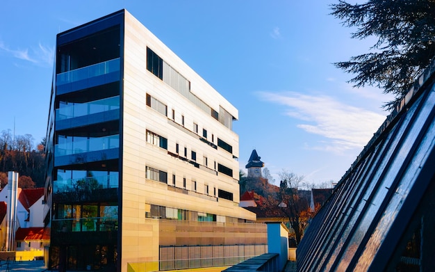 Palazzina residenziale residenziale architettura del quartiere con strutture all'aperto nella città di Graz in Austria. Facciata di un edificio moderno nella città della Stiria