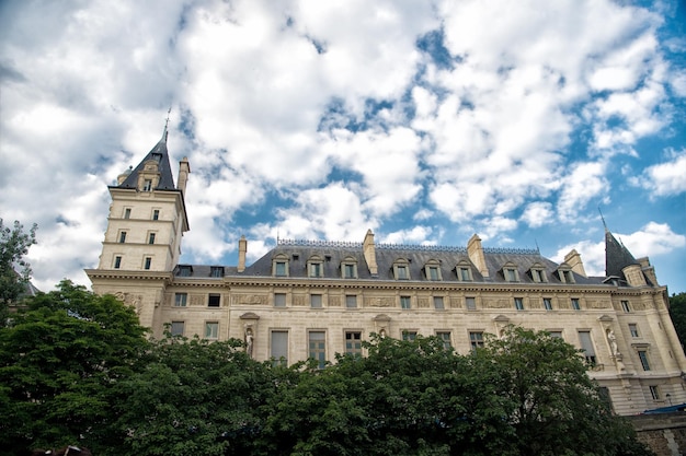 Palazzo a Parigi Francia. Vecchio edificio sul cielo nuvoloso. Architettura classica. Stile architettonico. Edilizia e costruzione. Architettura degli edifici. Costruire aperto alla natura. Giro turistico. Vacanze estive.