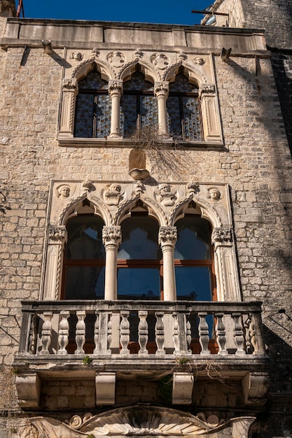 Palazzo antico edificio facciata nella città vecchia di Trogir, Croazia