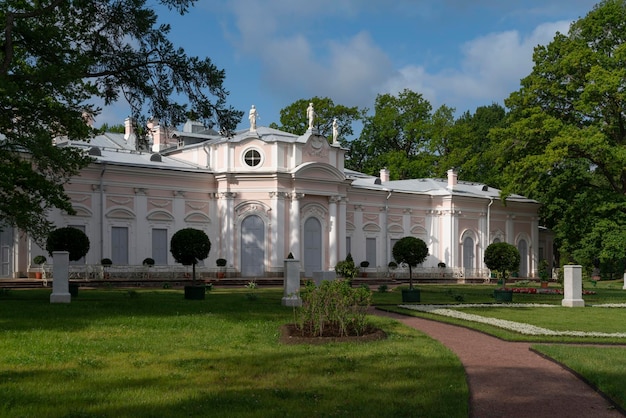 Palazzo Cinese nel Parco Oranienbaum in una soleggiata giornata estiva Lomonosov San Pietroburgo Russia