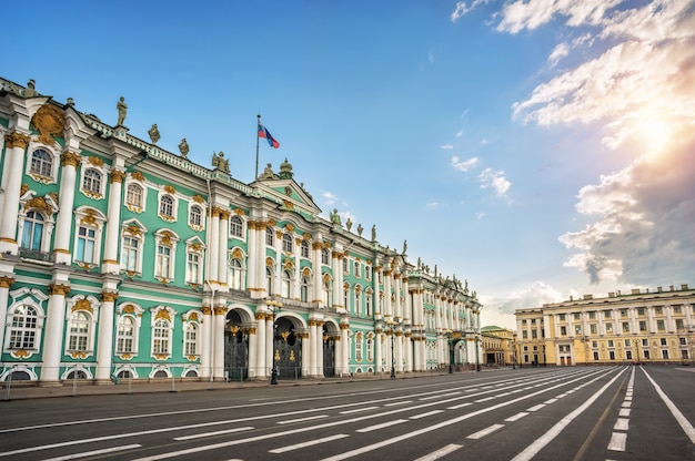 Palazzo d'inverno presso la Piazza del Palazzo a San Pietroburgo in una mattina di sole estivo