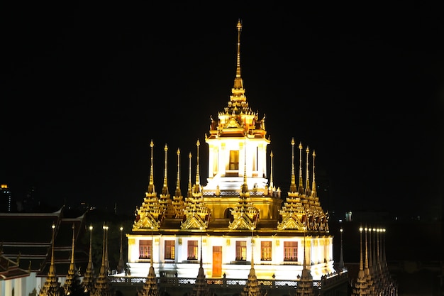 Palazzo del metallo di Loha Prasat alla notte a Bangkok, Tailandia.