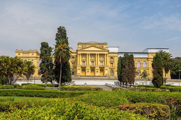 Palazzo del museo di Ipiranga e costruzione antica dei giardini a Sao Paulo Brasile