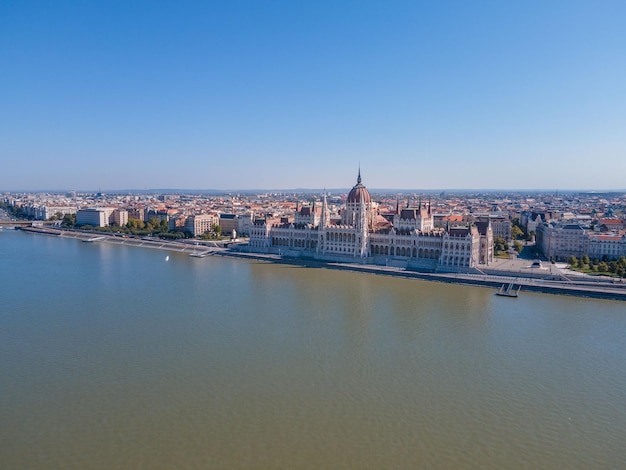 Palazzo del parlamento di Budapest in una giornata di sole