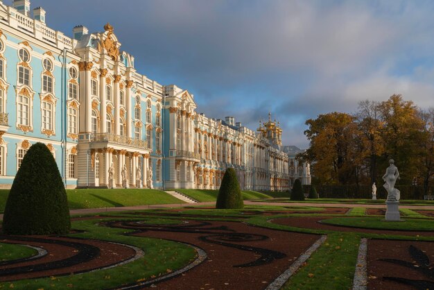 Palazzo di Caterina a Carskoe Selo in una soleggiata giornata autunnale Pushkin San Pietroburgo Russia