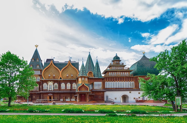 Palazzo di legno dello zar nel parco di Kolomenskoye, Mosca, Russia. Il segno sul muro è Refettorio in russo.