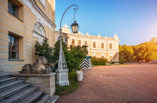 Palazzo di Pavlovsk a San Pietroburgo, illuminato dal sole autunnale, una statua di un leone sulle scale e una lanterna