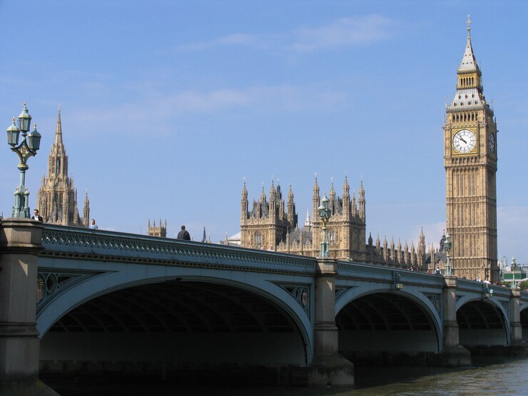 Palazzo di Westminster con il campanile chiamato Big Ben, in una giornata di sole.