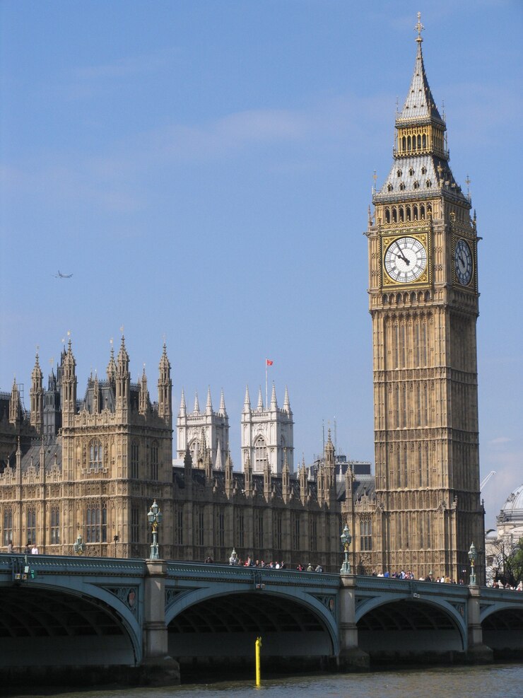 Palazzo di Westminster con il campanile chiamato Big Ben, in una giornata di sole.