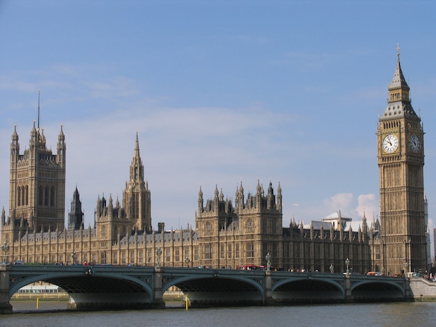 Palazzo di Westminster con il campanile chiamato Big Ben, in una giornata di sole.