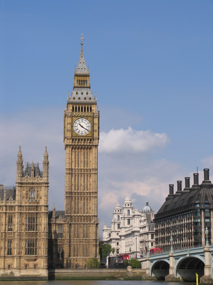 Palazzo di Westminster con il campanile chiamato Big Ben, in una giornata di sole.