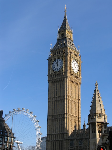 Palazzo di Westminster con il campanile chiamato Big Ben, in una giornata di sole.