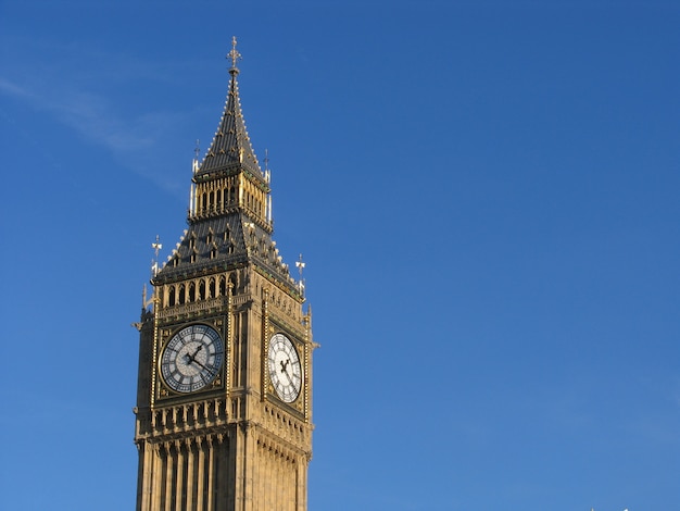Palazzo di Westminster con il campanile chiamato Big Ben, in una giornata di sole.