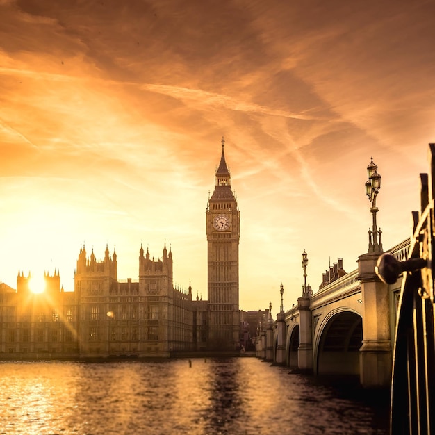 Palazzo di Westminster e ponte con il fiume Tamigi in città contro il cielo