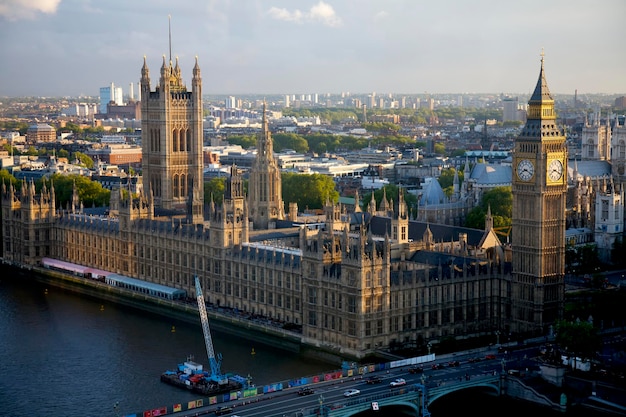 Palazzo di Westminster e ponte sul fiume Tamigi in città