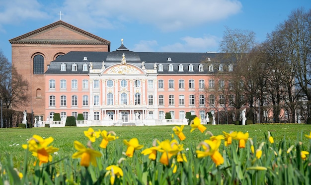 Palazzo elettorale con giardino nella città romana di Trier collegato alla basilica di Costantino Mosella