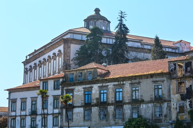 Palazzo Episcopale (ex residenza dei vescovi di Porto) e vecchia casa di fronte, Portogallo. Costruito nel XII o XIII secolo, ricostruito nel XVIII secolo dall'architetto Nicolau Nasoni.