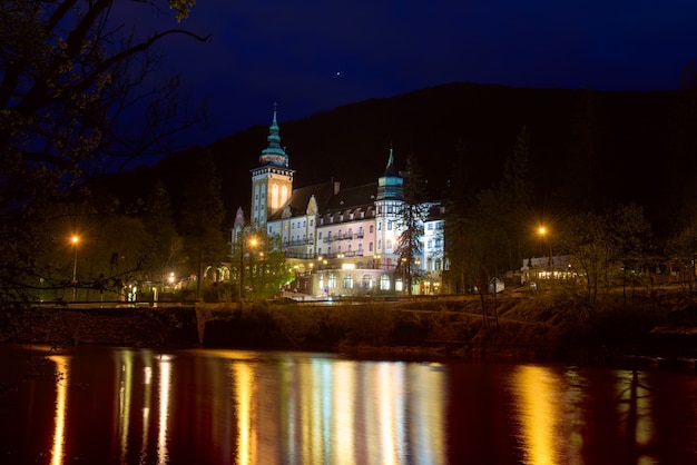 Palazzo Lillafured a Miskolc, Ungheria nella notte. Lago Hamori in primo piano con riflessi. Sfondo di viaggio all'aperto punto di riferimento