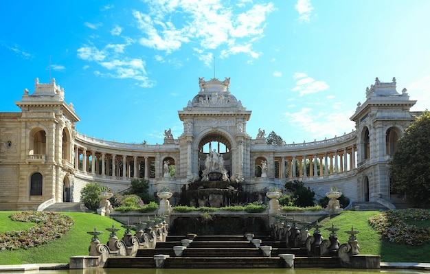 Palazzo Longchamp a Marsiglia sotto il cielo blu