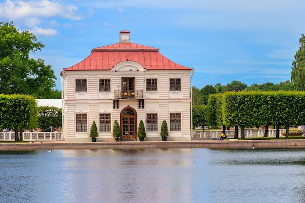 Palazzo Marly nel Parco Inferiore di Peterhof a San Pietroburgo Russia