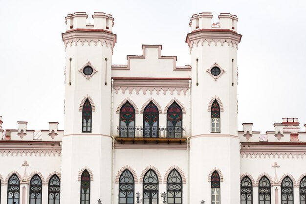 Palazzo Puslovsky. Castello di Kossovsky di autunno in Bielorussia.