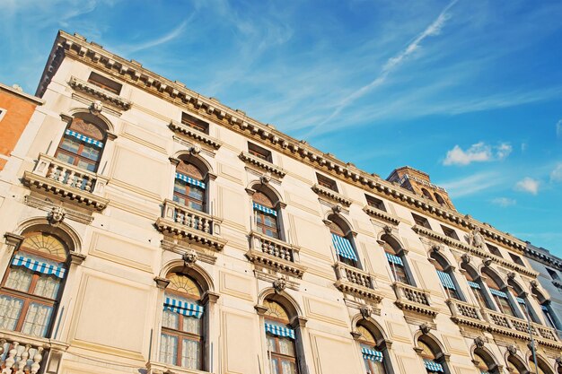 Palazzo storico di Venezia sotto un cielo nuvoloso