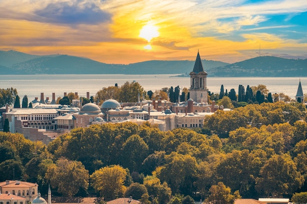 Palazzo Topkapi prima del Mar di Marmara Istanbul Turchia Guardando oltre il palazzo Topkapi a Istanbul tramonto