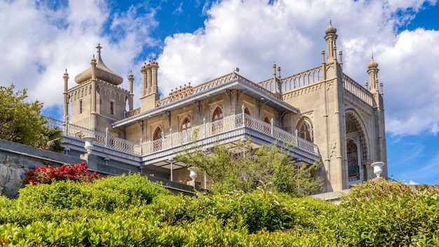 Palazzo Vorontsov con bellissimo giardino in estate Crimea Russia