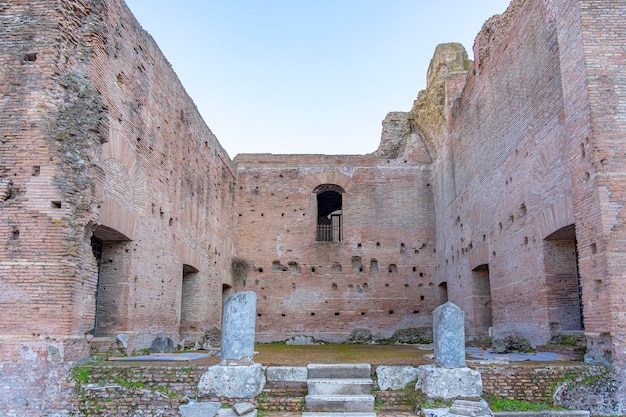 palco del giardino e fontana all'interno della collina palatina nello spazio dell'ordine sacerdotale Roma Italia