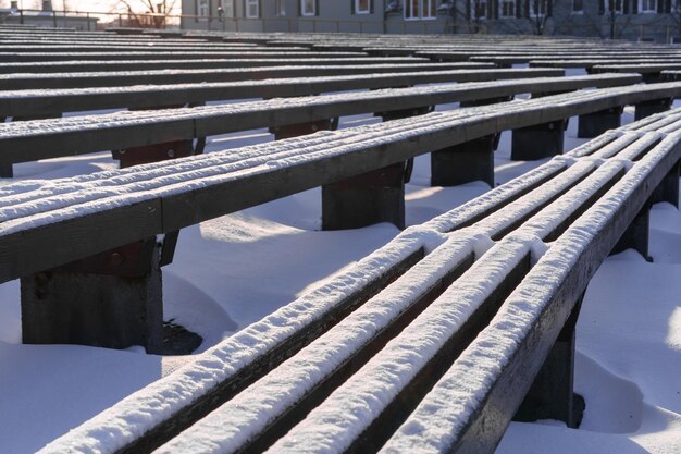 palcoscenico con panchine per gli spettatori in inverno