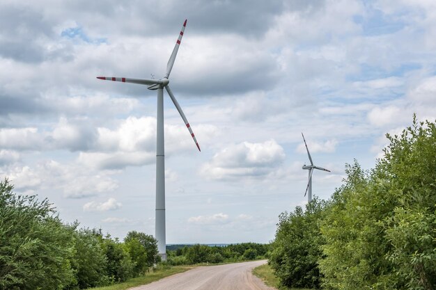 Pale rotanti di un'elica di mulino a vento su sfondo blu cielo Generazione di energia eolica Pura energia verde