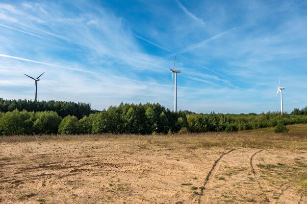 Pale rotanti di un'elica di mulino a vento su sfondo blu cielo Generazione di energia eolica Pura energia verde