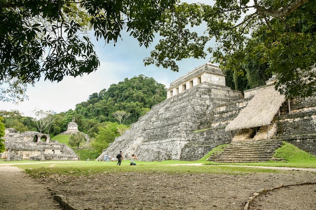 Palenque Messico 9 marzo 2012 la gente esplora le antiche rovine dell'insediamento maya a Palenque Chiapas Messico