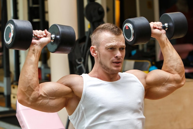 Palestra Bell'uomo durante l'allenamento