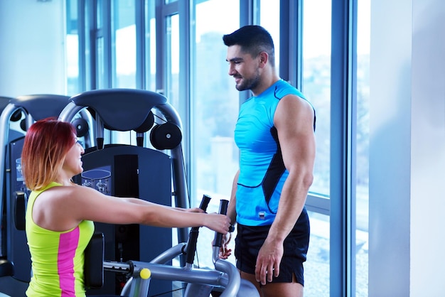 Palestra donna che si esercita con il suo personal trainer