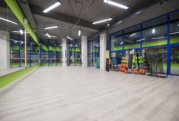 Palestra e sala fitness con attrezzatura TRX. interno di un palazzetto dello sport