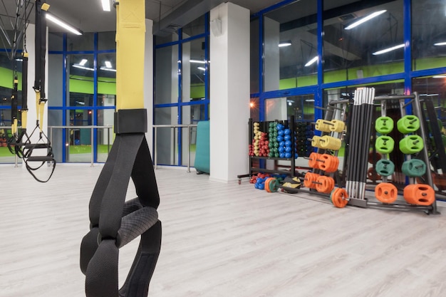 Palestra e sala fitness con attrezzatura TRX. interno di un palazzetto dello sport