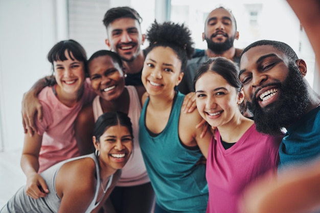 Palestra fitness e selfie di un gruppo di amici entusiasti per gli obiettivi di esercizio di allenamento e allenamento insieme Diversità del club sportivo e ritratto di persone felici sorridono per la motivazione lezione di yoga e pilates