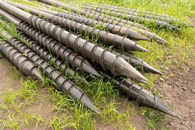 Pali a vite per fondazioni di terrazze Le geoviti sono elementi tondi in acciaio di una struttura ingegneristica Manutenzione industriale di utensili metallici per lavori di costruzione architettonica