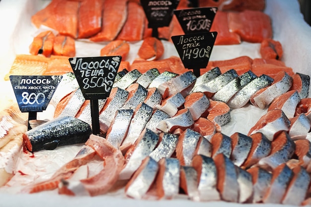 Pali di salmone in vendita al supermercato