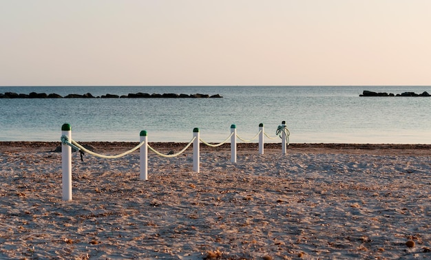 Pali metallici in riva al mare ad Alghero